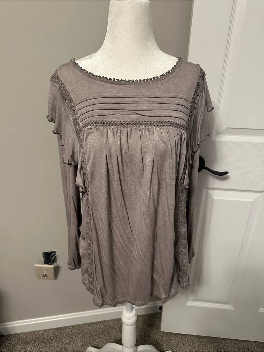 Knox Rose Taupe Pleated Long Sleeve Peasant Top